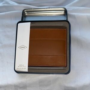 NWT - Men’s Fossil Brown Leather Bifold Wallet with metal case
